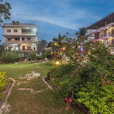 Hotel Riverside With Swimming Pool Саураха Екстериор снимка