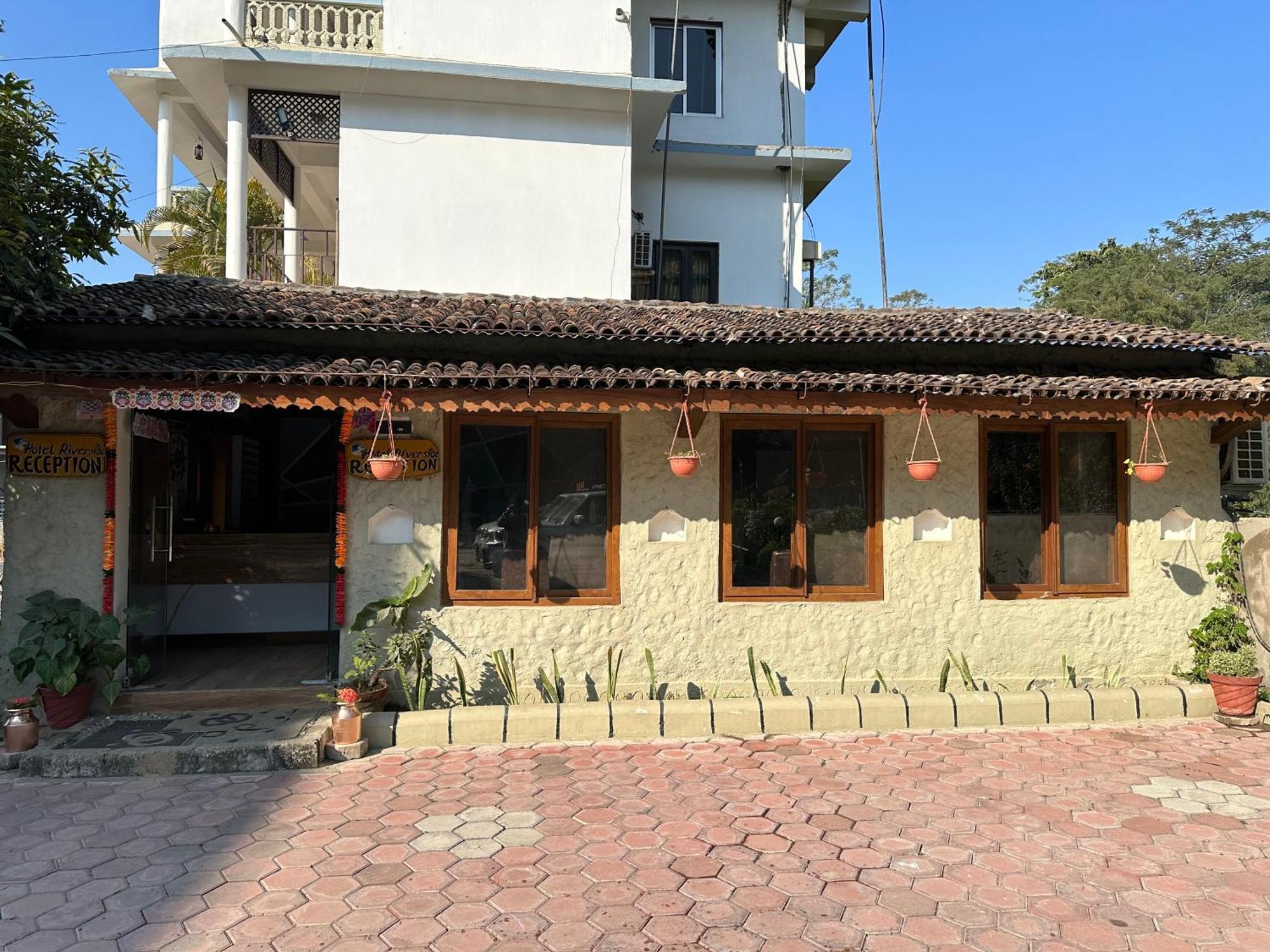Hotel Riverside With Swimming Pool Саураха Екстериор снимка