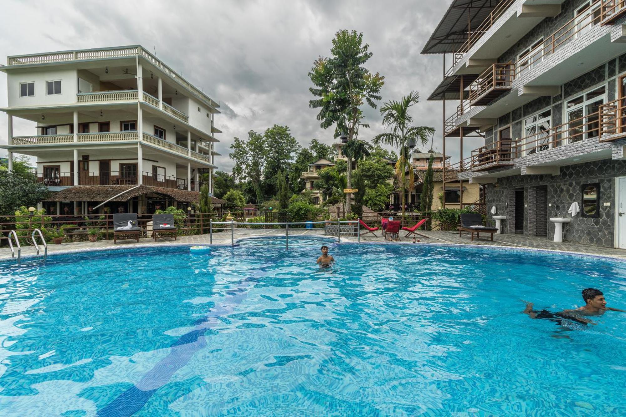 Hotel Riverside With Swimming Pool Саураха Екстериор снимка