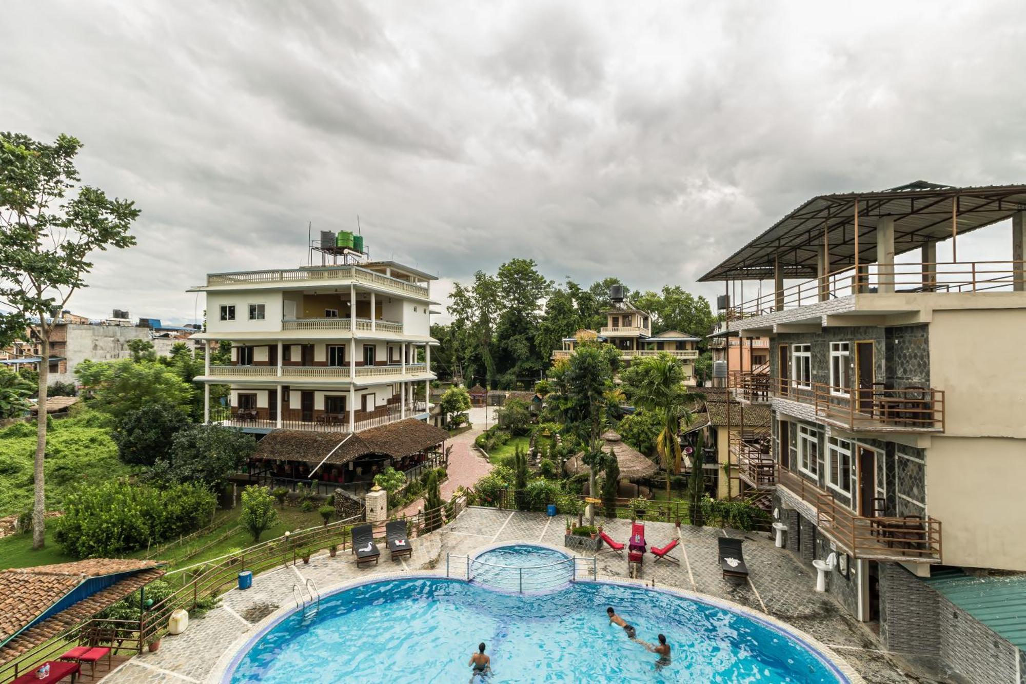 Hotel Riverside With Swimming Pool Саураха Екстериор снимка