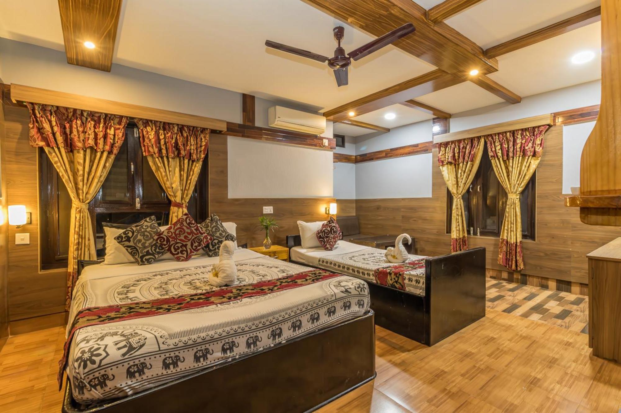 Hotel Riverside With Swimming Pool Саураха Екстериор снимка