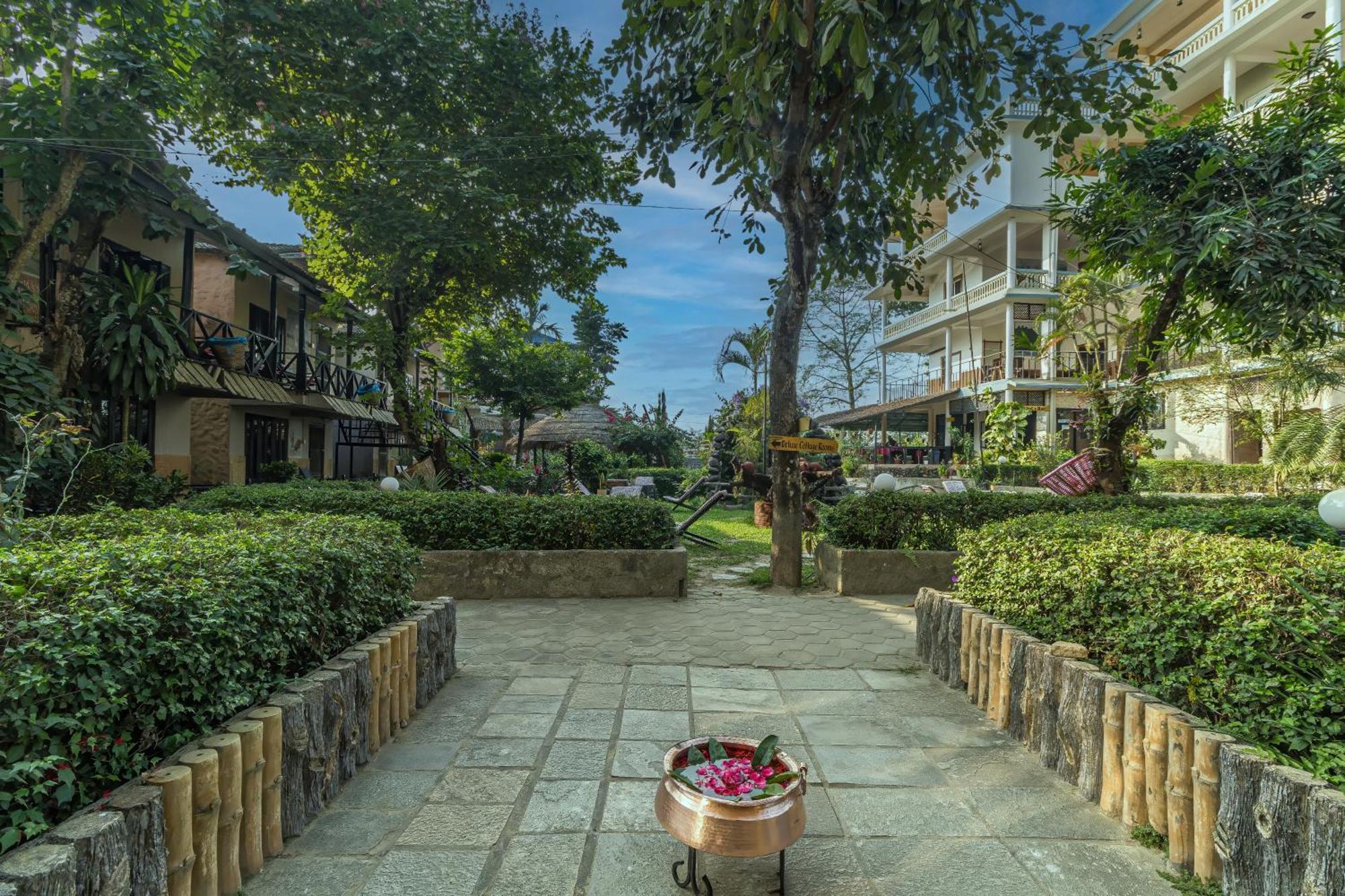 Hotel Riverside With Swimming Pool Саураха Екстериор снимка